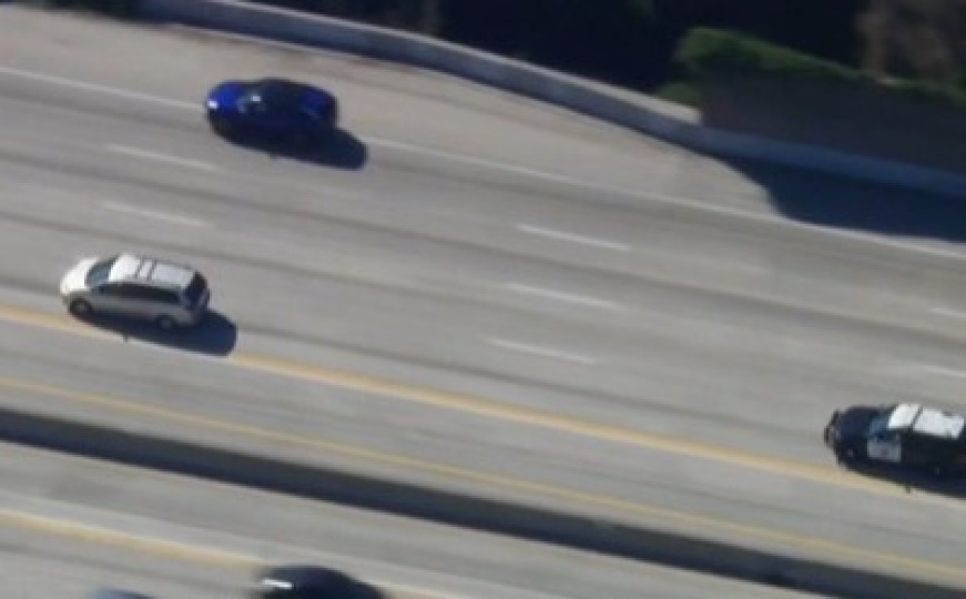 Filmska potjera na autoputu u Kaliforniji: Policija juri sivi mini-van, vozač izbjegao sve zamke