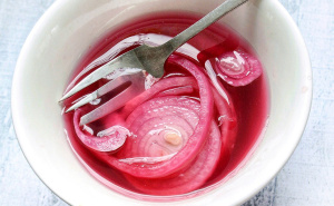 Želite savršen hamburger? Ukiseljeni luk je sve što trebate, a sprema se za 10 minuta