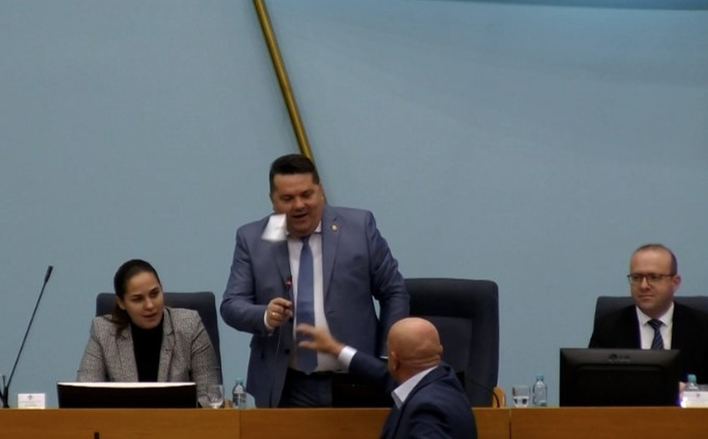 Novi incident na sjednici NSRS: Jedan od aktera ponovo Nenad Stevandić, pogledajte snimak