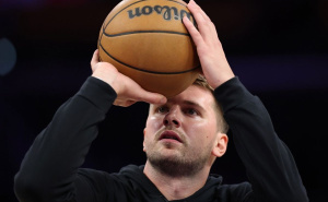 Zbog ovog se voli košarka: Dončić maestralnom trojkom "iz Slovenije" podigao publiku na noge