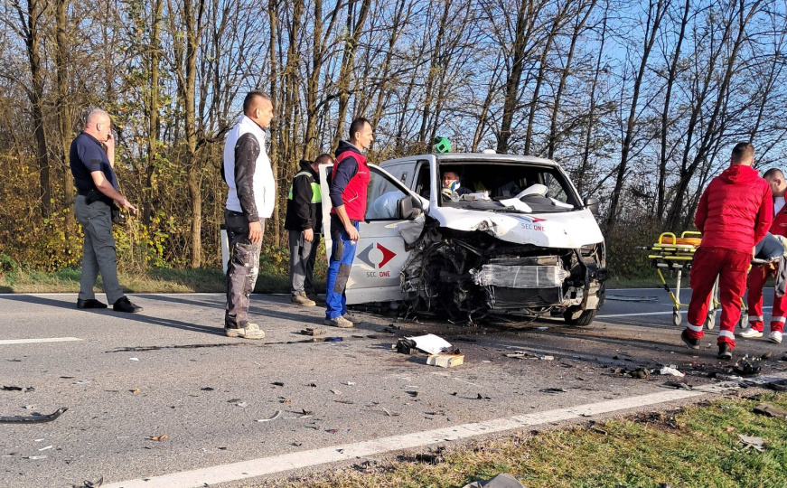 Detalji teške nesreće kod Lukavca: Automobil sletio s ceste, više povrijeđenih