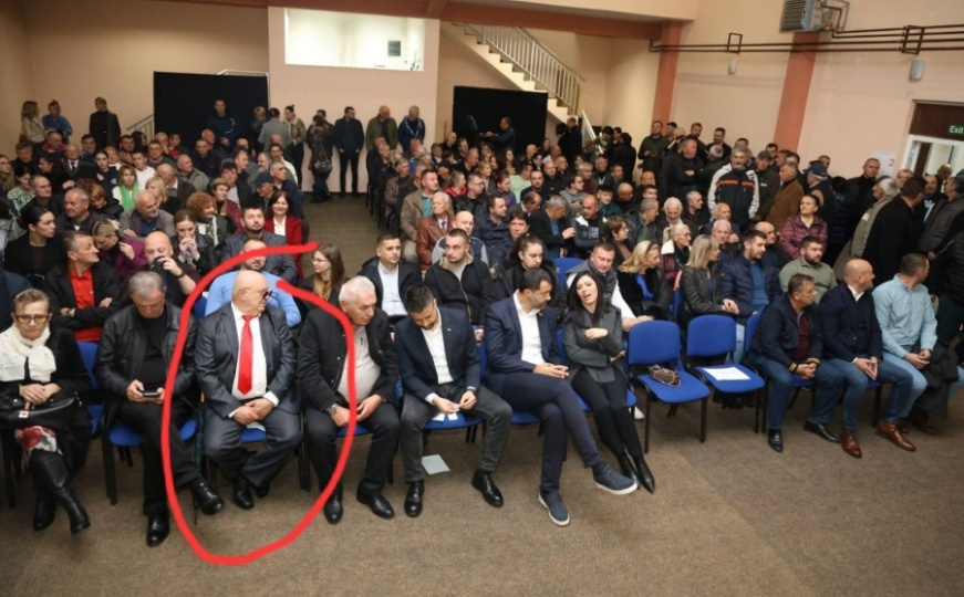 Sjena jezivog zločina: Pogledajte kakav monstrum sjedi 'rame uz rame' sa SNSD-ovcima