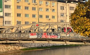 Na mostu osvanuo transparent: "Sarajevo, grad koji Kabiri ne može podnijeti jer ga ne može kupiti"