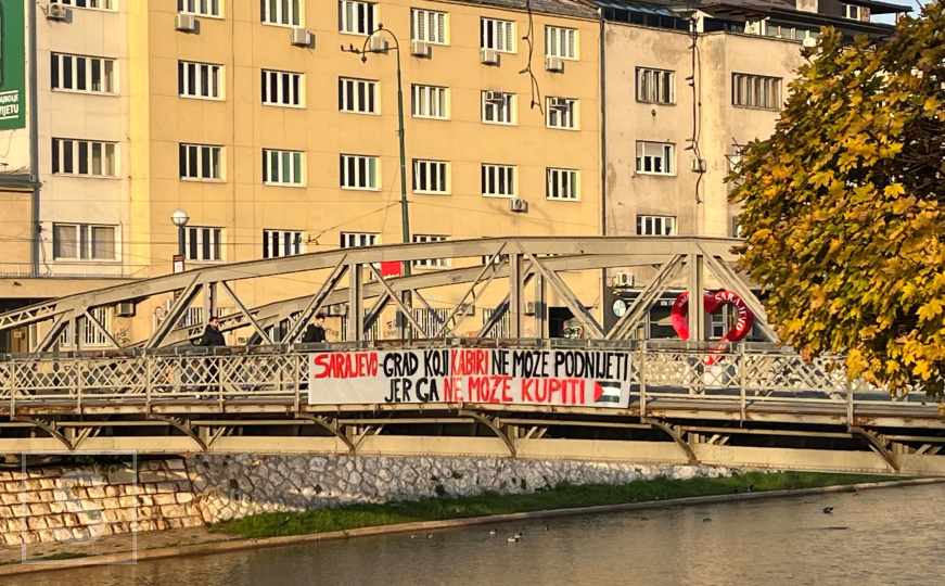 Na mostu osvanuo transparent: "Sarajevo, grad koji Kabiri ne može podnijeti jer ga ne može kupiti"