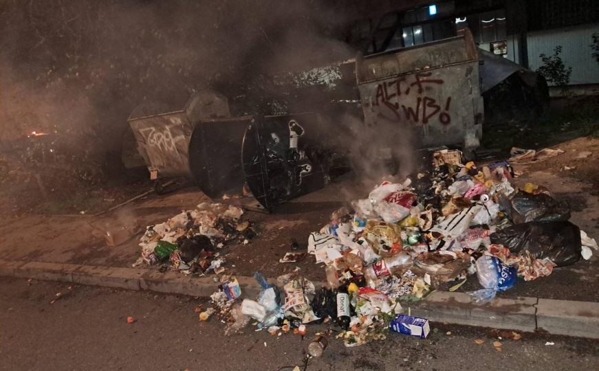 Poražavajući prizori sa ulica Sarajeva: Zapaljeni kontejneri, hrpa smeća na trotoaru