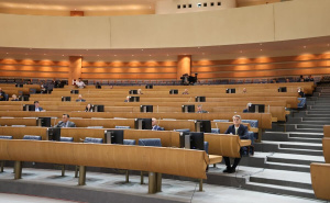 Kako je biti parlamentarac u BiH: Ne dolaze na sjednice, a primaju platu veću od 7 hiljada KM