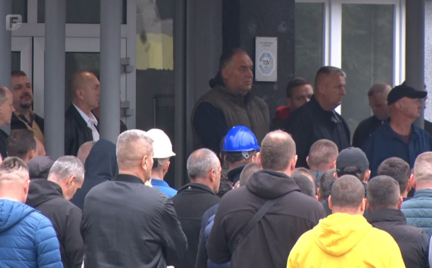 Radnici Koksare ispred Gradske uprave čekaju odluku o svojoj sudbini: "Ne tražimo milostinju"