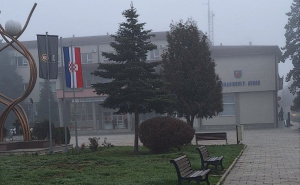 "Dupli aršini": Dok se zastava s ljiljanima zabranjuje, u Novom Travniku se vijore zastave HVO