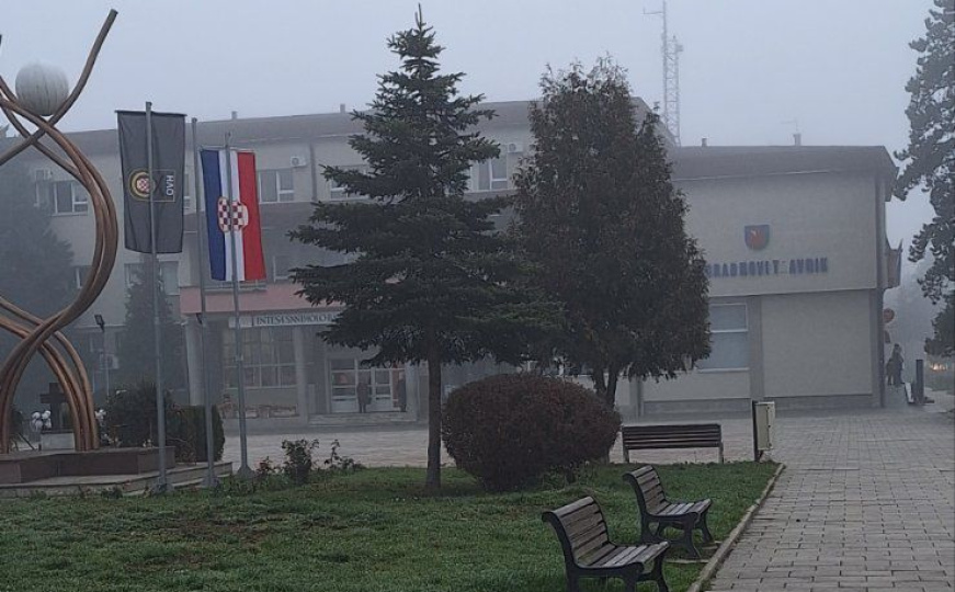 "Dupli aršini": Dok se zastava s ljiljanima zabranjuje, u Novom Travniku se vijore zastave HVO