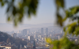 Prizori iz zraka: U starom dijelu Sarajeva vedro i sunčano, Novi Grad i Ilidža se ne vide od smoga