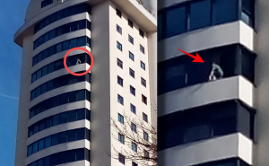 Opasan prizor iz Tuzle: Žena rizikovala život čisteći prozor na visokom spratu zgrade bez zaštite