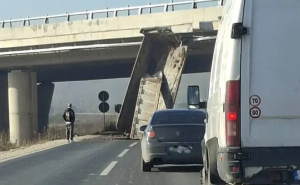 Nesvakidašnja nesreća kod autoputa u BiH: Kamion s podignutom prikolicom udario u nadvožnjak