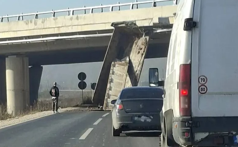 Nesvakidašnja nesreća kod autoputa u BiH: Kamion s podignutom prikolicom udario u nadvožnjak