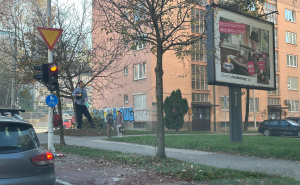 Prizor na Grbavici: Mladić između dva drveta hodao po užetu i žonglirao