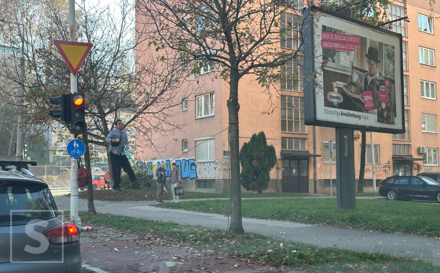 Prizor na Grbavici: Mladić između dva drveta hodao po užetu i žonglirao