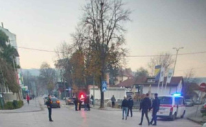 MUP o sudaru 3 vozila ispred policijske stanice: Vozač izgubio svijest, ozlijeđeni djeca i policajac