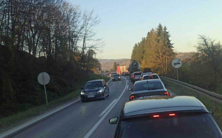 Vozači, oprez: Na M-17 dolazi do formiranja dužih kolona zbog nesreće