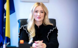 Doktorica optužena za ugrožavanje zdravlja pacijentice nakon ugradnje filera radi kao ministrica