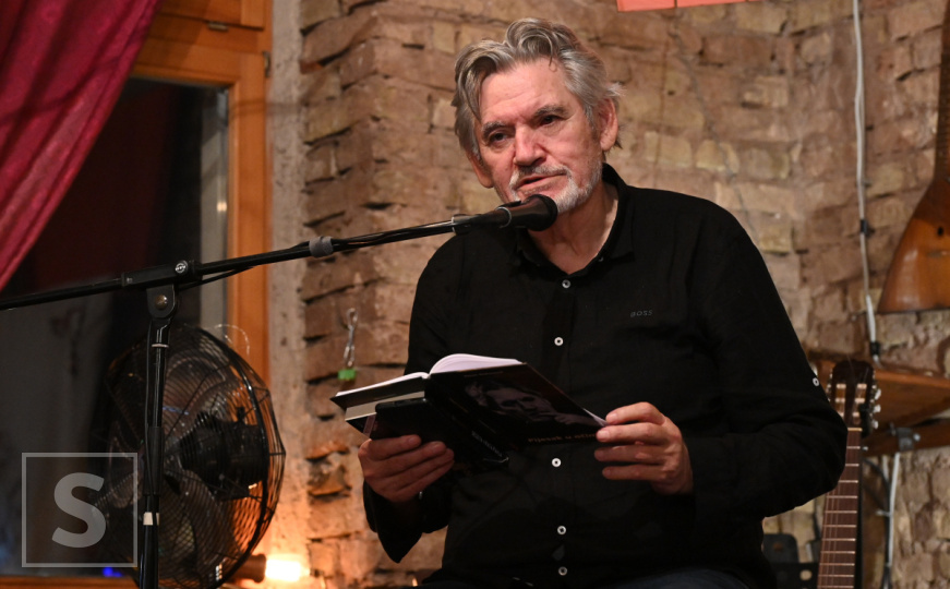 Atelje Figure: Rezak Hukanović predstavio knjigu 'Pijesak u očima' u Sarajevu