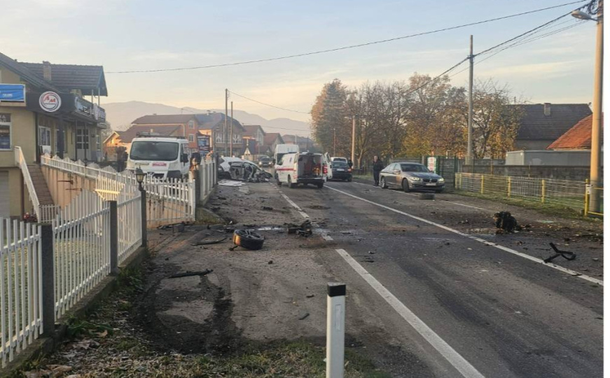 Detalji tragedije kod Živinica: Vozač izgubio kontrolu i udario u drvo, poginuo na mjestu nesreće