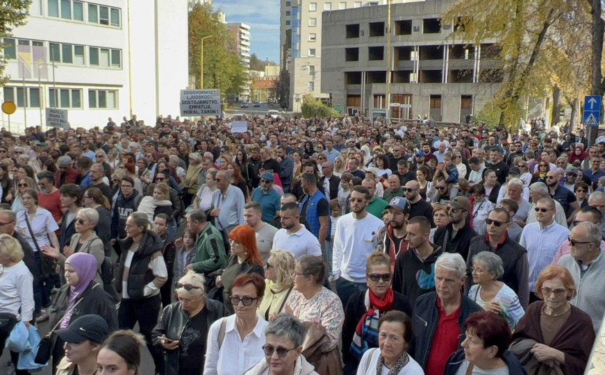 "Tuzlanski ustanak": Grad osvanuo oblijepljen plakatima, građani se pozivaju na velike proteste