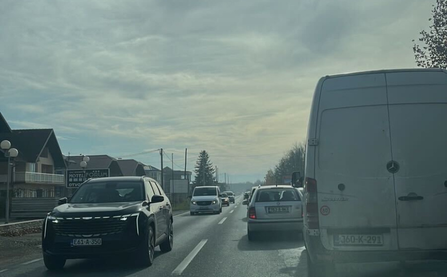 Još jedna nesreća u Živinicama: Dvije osobe povrijeđene, saobraćaj potpuno obustavljen na M-18