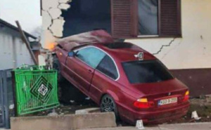 Nesvakidašnja nesreća u BiH: Vozač BMW-a zaspao za volanom i udario u zid porodične kuće
