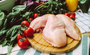Stručnjaci upozoravaju: Zašto nikada ne treba prati sirovu piletinu prije kuhanja