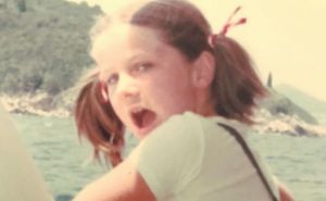 Danas je poznata voditeljica iz bh. susjedstva: Prepoznajete li djevojčicu sa fotografije?