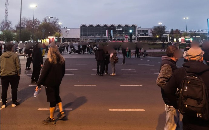 Autobuska stanica u Novom Sadu bila dva sata u blokadi, okupljeni otišli da pruže podršku Jaćimoviću