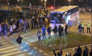 Prema Bilinom Polju prošao autobus sa igračima Rumunije: Poslušajte salve zvižduka