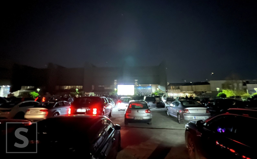 Euforija na parkingu ispred Zetre: Građani zajedno gledaju utakmicu i bodre Zmajeve