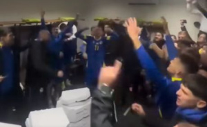 Poljem se širi miris ljiljana...: Veliko slavlje u svlačionici Zmajeva nakon pobjede nad Rumunijom