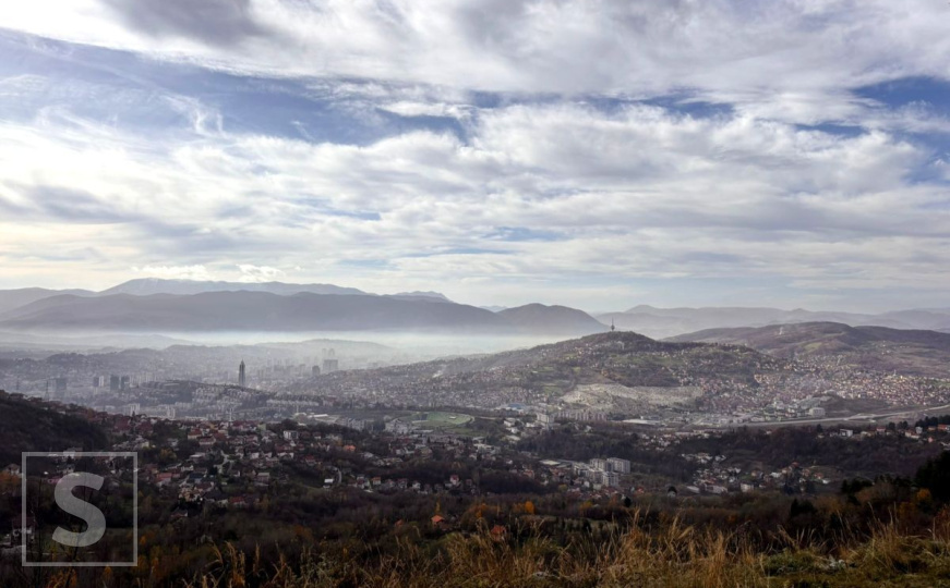 Pogled s Barica: Sarajevo između ljepote pejzaža i sive, zagađene stvarnosti