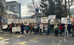 "Tuzlanski ustanak": Stotinjak građana se okupilo ispred MUP-a TK, zahtijavaju promjene
