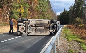 Vozači, oprez: Na ovom putu u dijelu BiH formirane gužve, prevrnut kombi