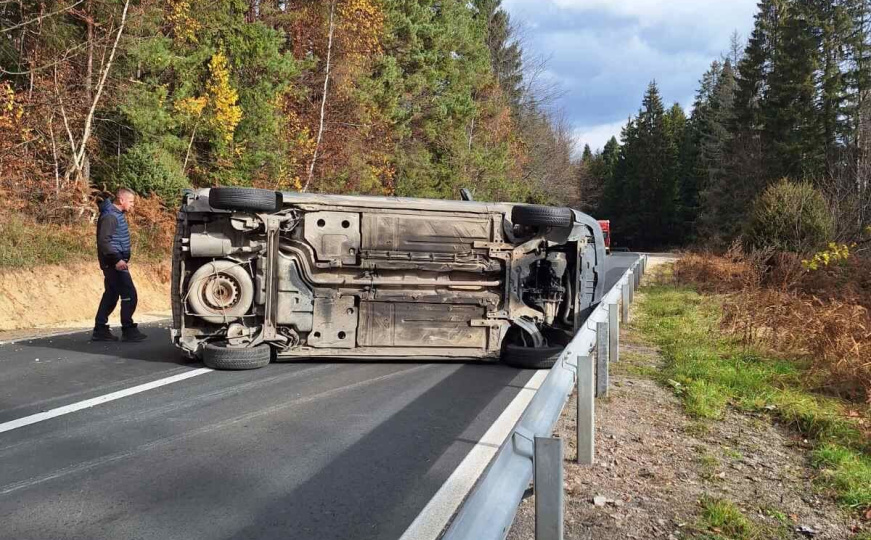 Vozači, oprez: Na ovom putu u dijelu BiH formirane gužve, prevrnut kombi