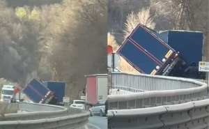 Saobraćajni kolaps na M-17: Jak vjetar prevrnuo dva kamiona, formirale se gužve