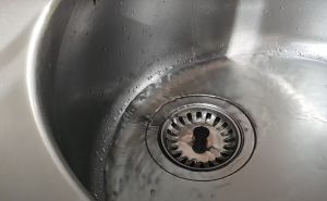 Naspite nekoliko kapi tečnosti u kuhinjski odvod kako se ne bi začepio i ispuštao neugodne mirise