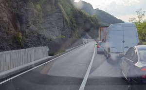 Vozači, oprez: Usporen saobraćaj kod Konjica zbog oborenog stabla na cesti