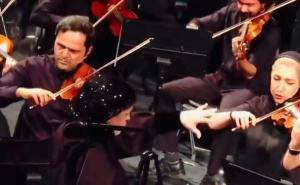 Ovo je prva žena koja je vodila teheranski simfonijski orkestar od Islamske revolucije 1979. godine