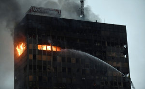 Jedan od simbola Zagreba u plamenu: Vjesnikov neboder i dalje gori, gašenje će potrajati cijeli dan