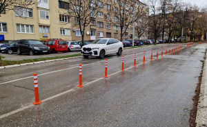 Onemogućeno nepropisno parkiranje: Na Grbavici postavljeni čunjevi