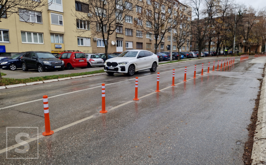 Onemogućeno nepropisno parkiranje: Na Grbavici postavljeni čunjevi