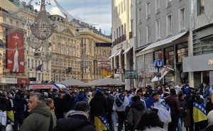 “Zapjevali iz sveg glasa!”: Navijači BiH u Beču "oduzeli" mikrofon novinaru, kamera sve zabilježila