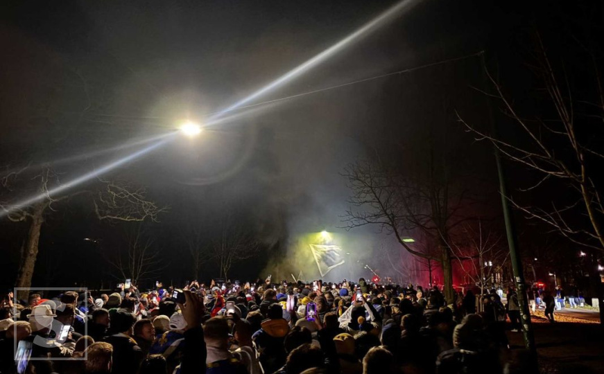 Navijači BiH u korteu krenuli prema stadionu: Bečom odjekuje "Sve što želim u ovom trenutku..."