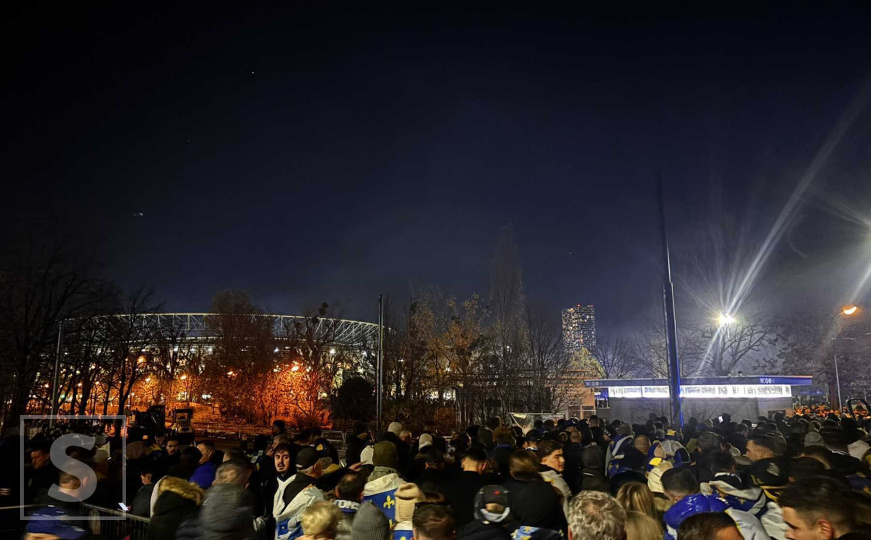 Zastave BiH se vijore ispred kultnog "Ernst Happela": Navijači reprezentacije stigli ispred stadiona
