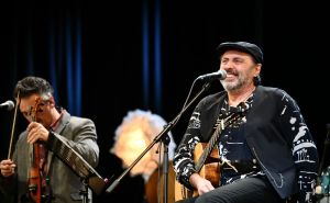 Zabranjeno pušenje i pjesma dana: 'U Zenicu kada pođem ja, prati me pet-šest drotova'