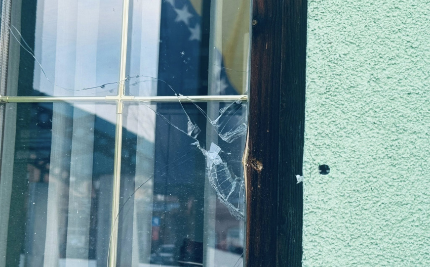 Pucnjava u Kalesiji: Nekoliko metaka završilo u fasadi škole i u prozoru Općine