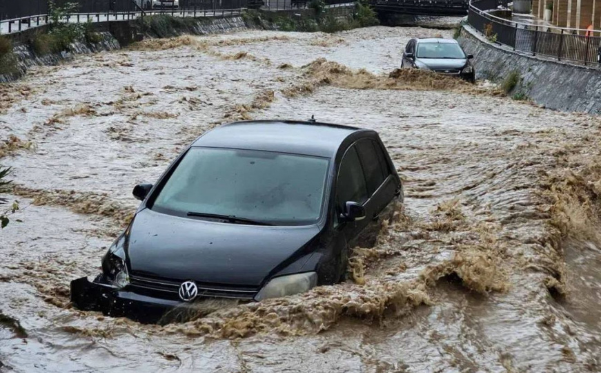 Budva pod vodom: Bujica nosi automobile